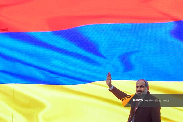 Премьер-министр Никол Пашинян во время митинга со своими сторонниками на площади Республики (1 марта 2021). Еревaн Премьер-министр Никол Пашинян во время митинга со своими сторонниками на площади Республики (1 марта 2021). Еревaн - Sputnik Армения