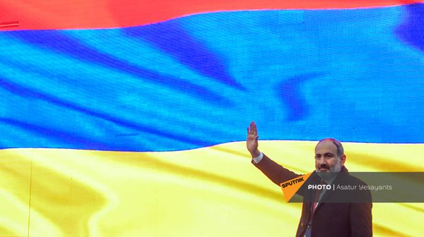 Премьер-министр Никол Пашинян во время митинга со своими сторонниками на площади Республики (1 марта 2021). Еревaн - Sputnik Армения