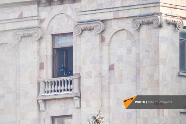 Ствол винтовки, виднеющийся из окна здания Национального Собрания Армении (3 марта 2021). Еревaн Ствол винтовки, виднеющийся из окна здания Национального Собрания Армении (3 марта 2021). Еревaн - Sputnik Армения