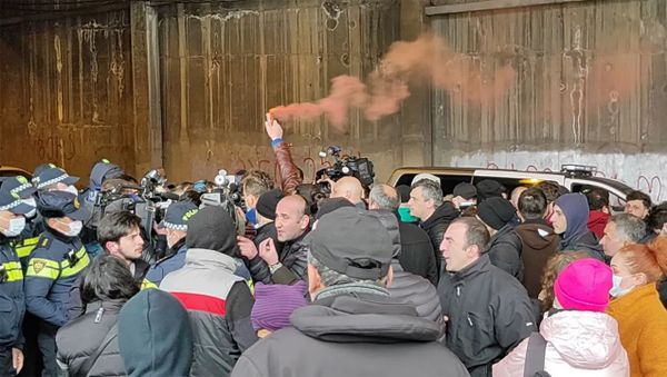 У резиденции Иванишвили прошла акция с требованием отставки премьера Грузии - Sputnik Армения