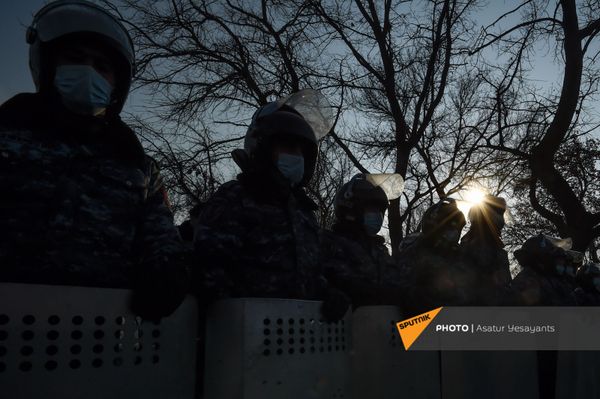Сотрудники полиции во время митинга оппозиции на проспекте Баграмяна, перед зданием Национального Собрания Армении (3 марта 2021). Еревaн Сотрудники полиции во время митинга оппозиции на проспекте Баграмяна, перед зданием Национального Собрания Армении (3 марта 2021). Еревaн - Sputnik Армения
