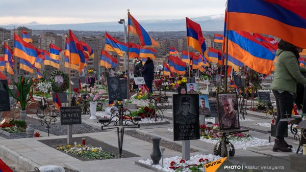 Представители Движения по спасению Родины посетили военный пантеон Ераблур (8 марта 2021). Еревaн - Sputnik Армения