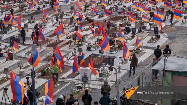 Представители Движения по спасению Родины посетили военный пантеон Ераблур (8 марта 2021). Еревaн - Sputnik Արմենիա