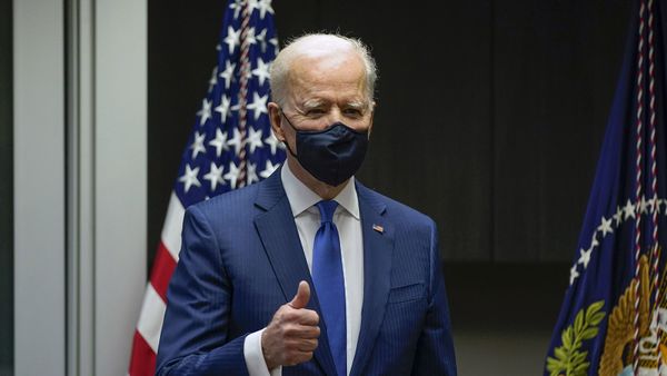 Президент Джо Байден во время посещения пункта вакцинации от COVID-19 в Медицинском центре VA (8 марта 2021). Вашингтон - Sputnik Армения