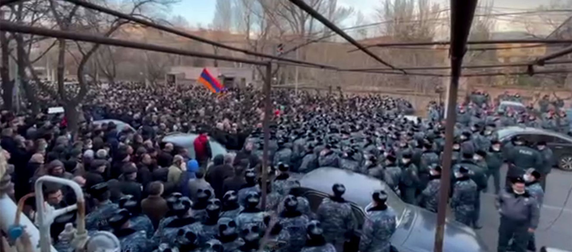 Полиция блокировала оппозиционеров во время митинга (9 марта 2021). Еревaн Полиция блокировала оппозиционеров во время митинга (9 марта 2021). Еревaн - Sputnik Армения, 1920, 09.03.2021