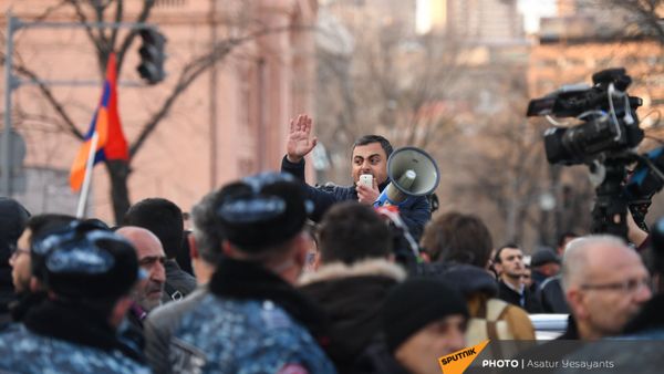 Ишхан Сагателян выступает перед журналистами на митинге оппозиции (9 марта 2021). Еревaн - Sputnik Армения