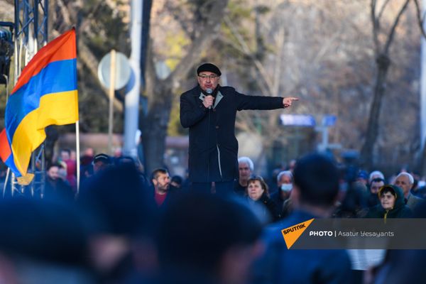 Вазген Манукян выступает перед журналистами на митинге оппозиции (9 марта 2021). Еревaн - Sputnik Армения