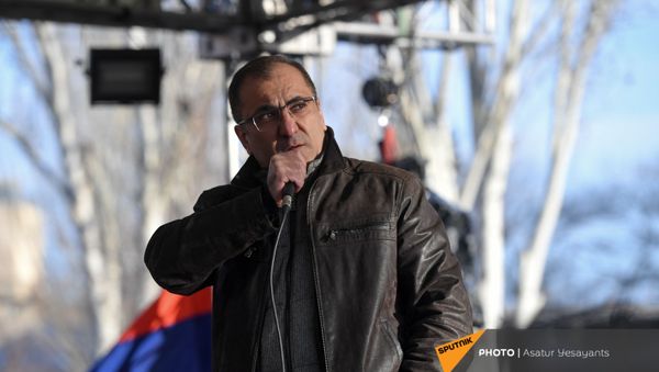 Ара Сагателян выступает перед журналистами на митинге оппозиции (9 марта 2021). Еревaн - Sputnik Армения
