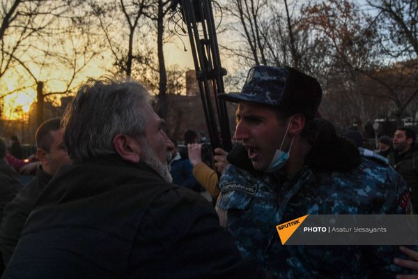 Стычка полицейских и участников митинга оппозиции (9 марта 2021). Еревaн - Sputnik Армения
