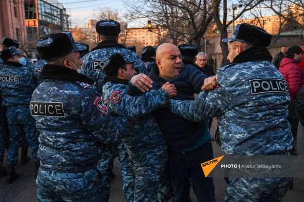 Стычка полицейских и участников митинга оппозиции (9 марта 2021). Еревaн - Sputnik Армения