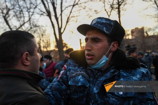 Стычка полицейских и участников митинга оппозиции (9 марта 2021). Еревaн - Sputnik Армения