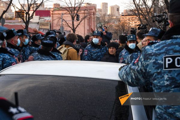 Ишхан Сагателян выступает перед журналистами на митинге оппозиции (9 марта 2021). Еревaн - Sputnik Армения