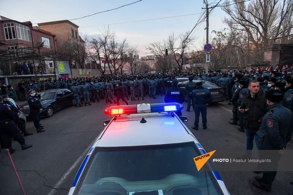 Стычка полицейских и участников митинга оппозиции (9 марта 2021). Еревaн - Sputnik Армения