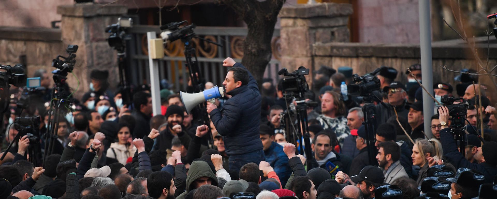  Ишхан Сагателян выступает перед журналистами на митинге оппозиции (9 марта 2021). Еревaн - Sputnik Армения, 1920, 26.10.2021