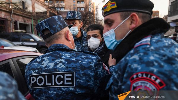 Стычка полицейских и участников митинга оппозиции (9 марта 2021). Еревaн - Sputnik Армения
