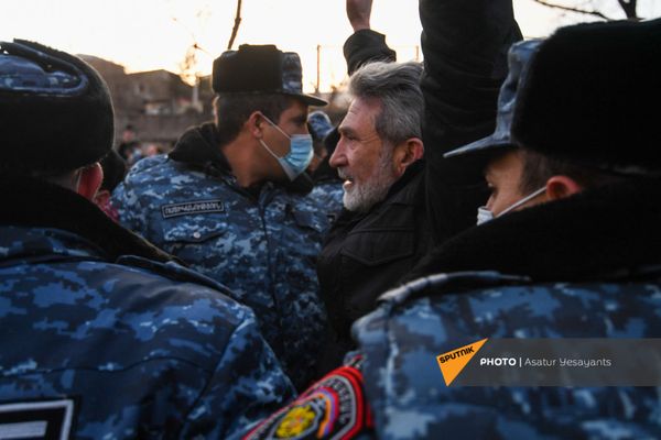 Стычка полицейских и участников митинга оппозиции (9 марта 2021). Еревaн - Sputnik Армения
