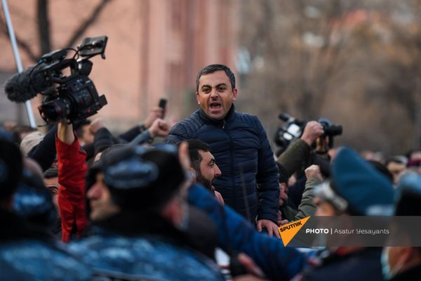 Ишхан Сагателян выступает перед журналистами на митинге оппозиции (9 марта 2021). Еревaн - Sputnik Армения