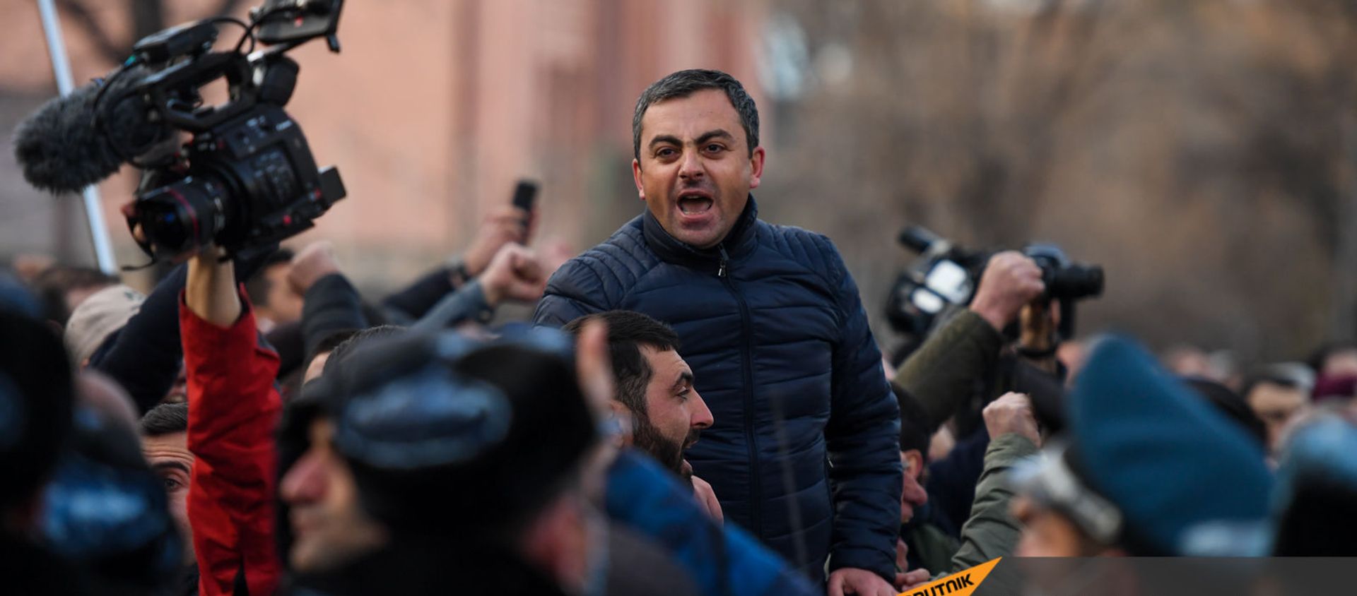 Ишхан Сагателян выступает перед журналистами на митинге оппозиции (9 марта 2021). Еревaн Ишхан Сагателян выступает перед журналистами на митинге оппозиции (9 марта 2021). Еревaн - Sputnik Армения, 1920, 22.04.2021