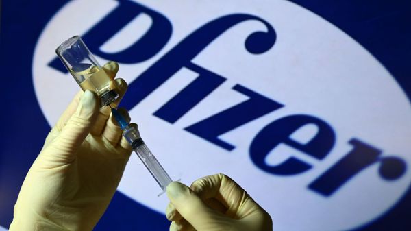 Шприц и ампула на фоне логотипа Pfizer - Sputnik Армения
