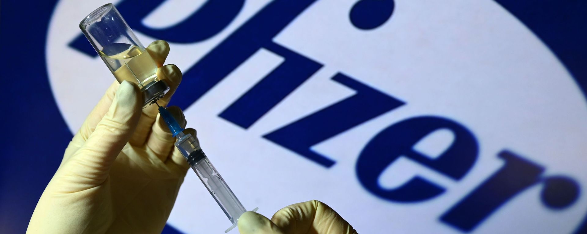 Шприц и ампула на фоне логотипа Pfizer - Sputnik Армения, 1920, 10.03.2021