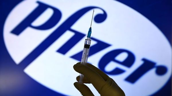 Шприц на фоне логотипа Pfizer - Sputnik Արմենիա