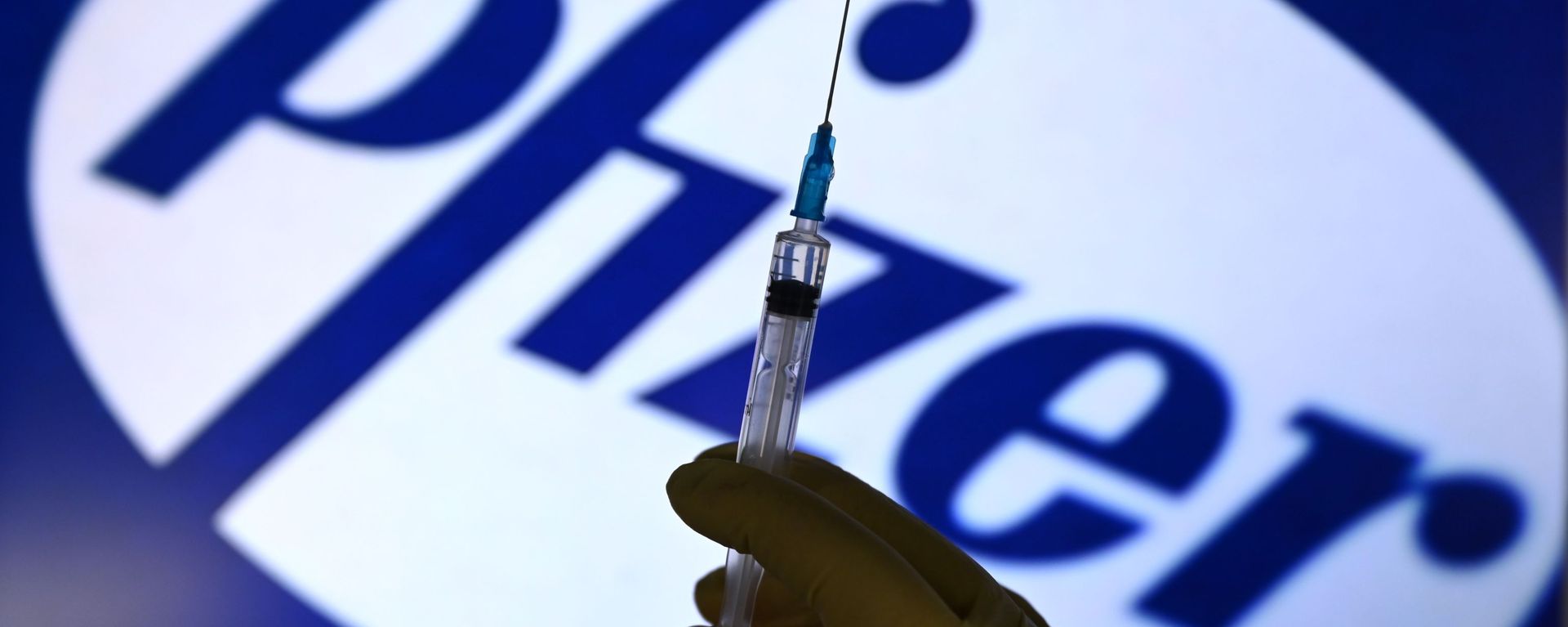 Шприц на фоне логотипа Pfizer - Sputnik Արմենիա, 1920, 17.04.2021