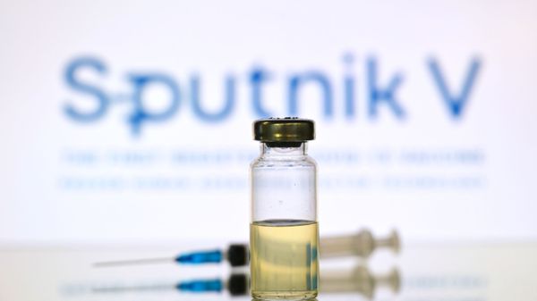 Шприц и ампула на фоне логотипа Спутник V - Sputnik Армения