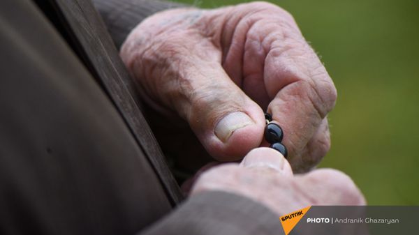 Пожилой мужчина с четками - Sputnik Армения