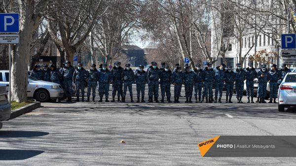 Полицейский кордон у здания МИД Армении (13 марта 2021). Еревaн - Sputnik Արմենիա