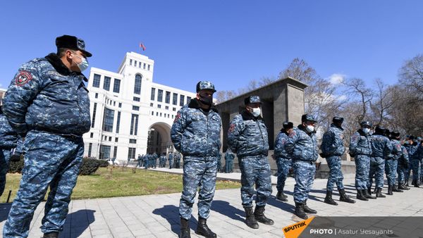 Полицейский кордон у здания МИД Армении (13 марта 2021). Еревaн - Sputnik Армения