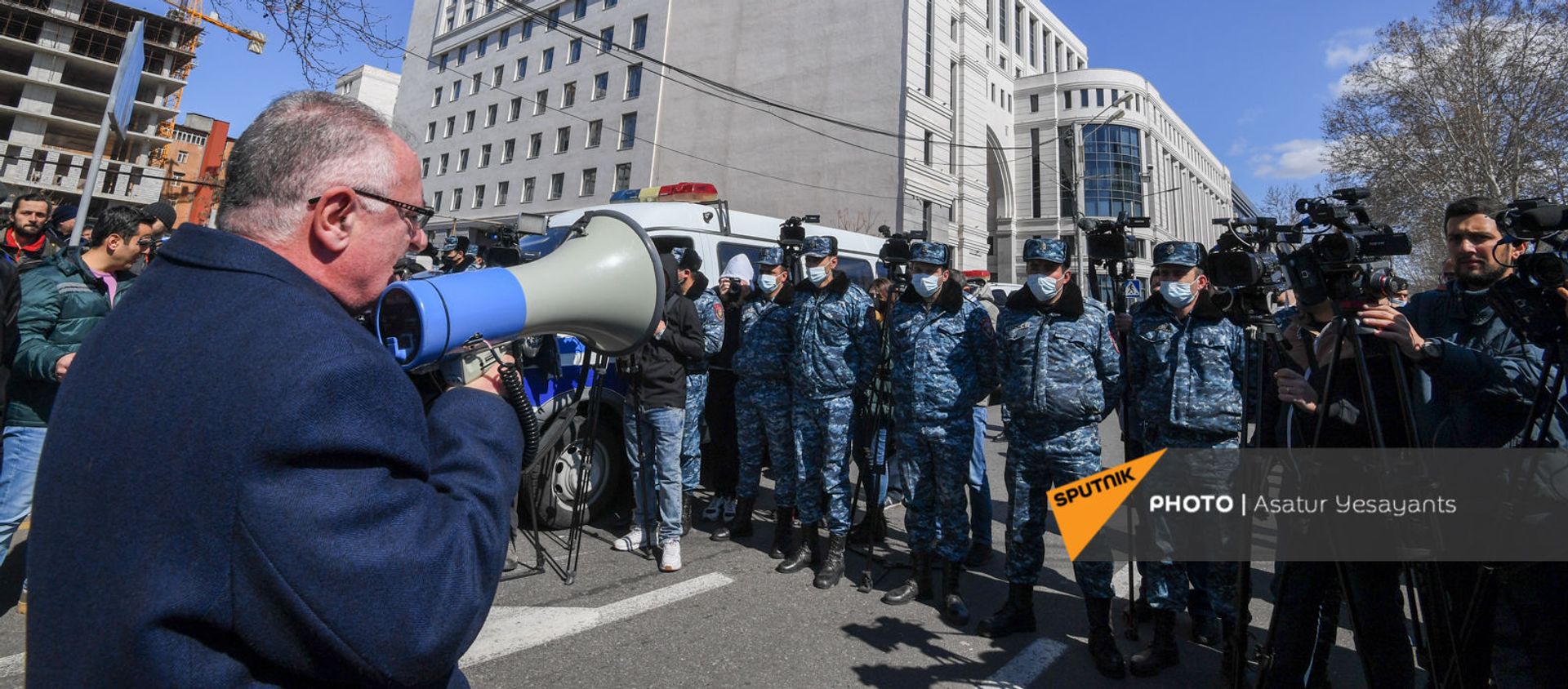 Полицейский кордон у здания МИД Армении (13 марта 2021). Еревaн Полицейский кордон у здания МИД Армении (13 марта 2021). Еревaн - Sputnik Արմենիա, 1920, 13.03.2021