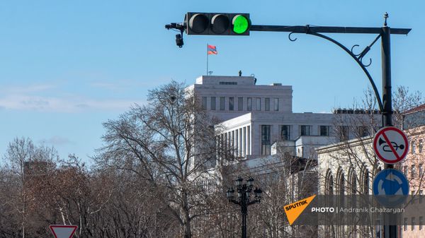 Сотрудники правоохранительных органов на крыше здания МИД Армении (13 марта 2021). Еревaн - Sputnik Արմենիա