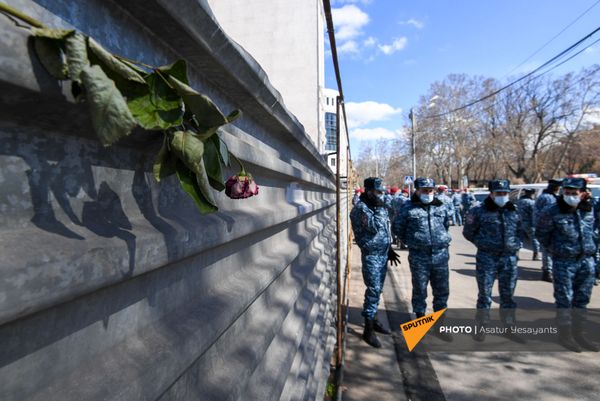 Полицейский кордон у здания МИД Армении (13 марта 2021). Еревaн - Sputnik Армения