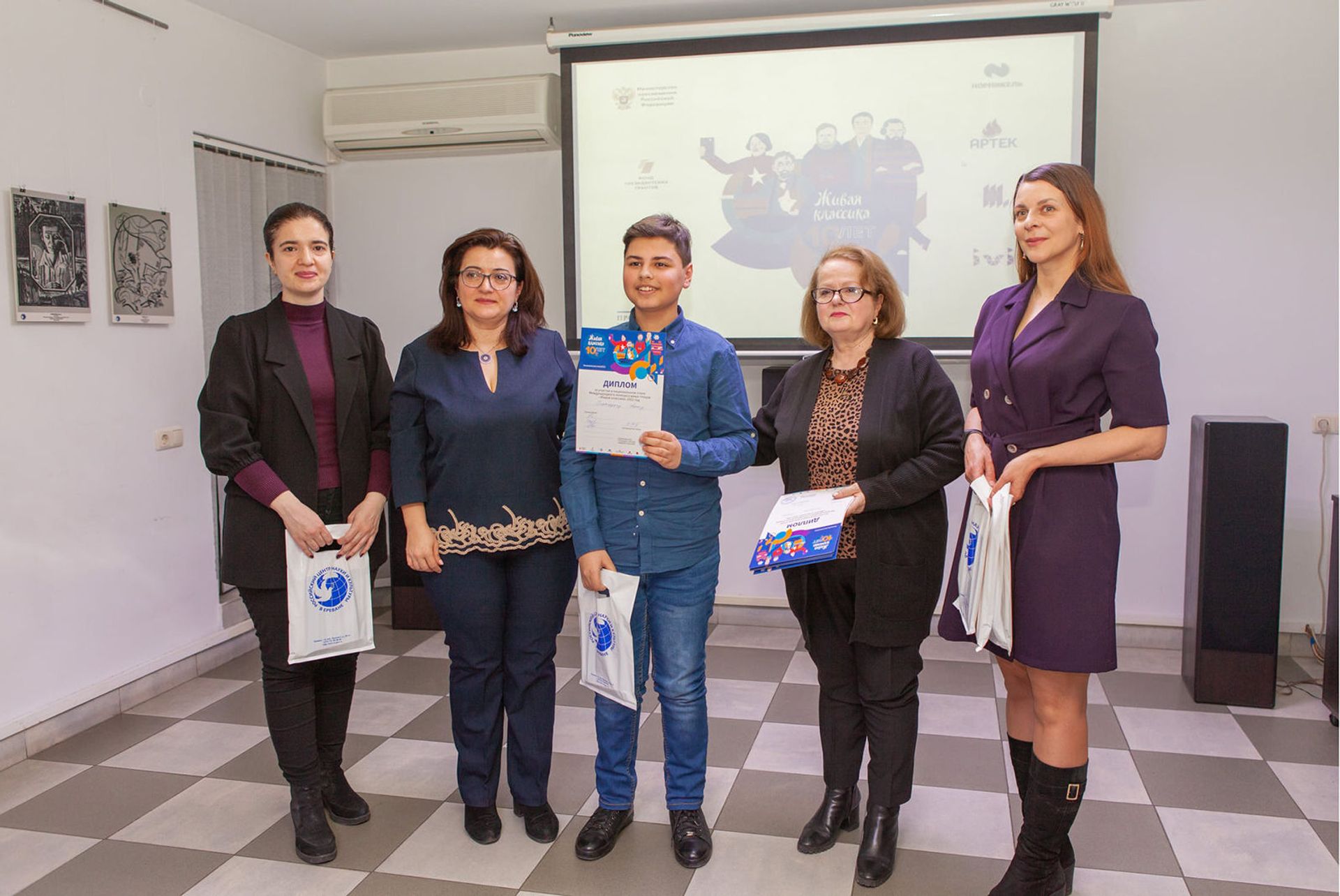 В Ереване подвели итоги национального этапа конкурса Живая классика В Ереване подвели итоги национального этапа конкурса Живая классика - Sputnik Армения, 1920, 13.03.2021