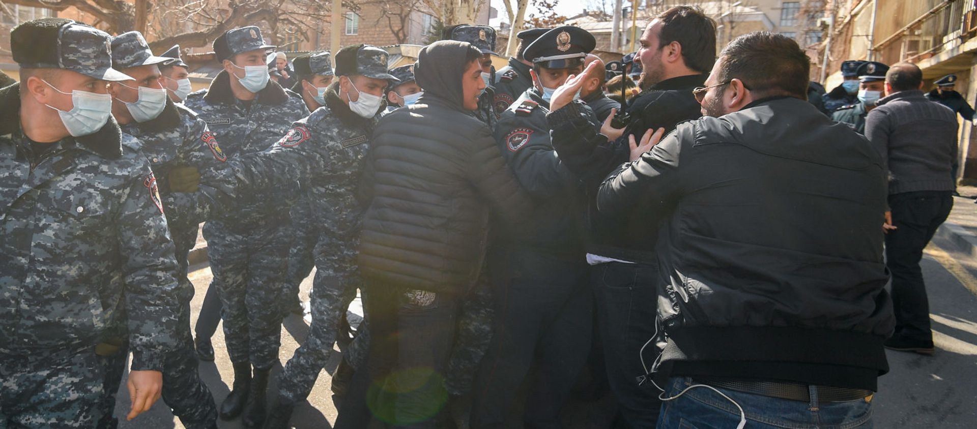 Стычка между активистами и сотрудниками правоохранительных органов на улице Зурабяна (13 марта 2021). Еревaн - Sputnik Армения, 1920, 13.03.2021