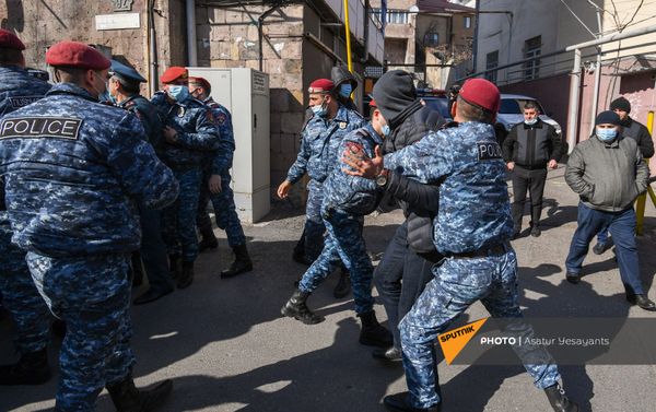 Полиция задерживает активистов на улице Зурабяна (13 марта 2021). Еревaн - Sputnik Армения