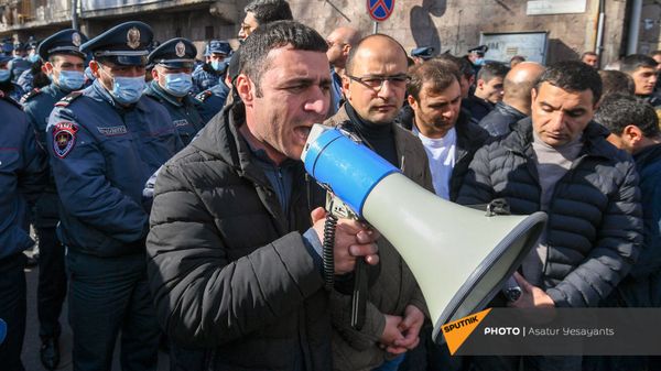 Герасим Варданян обращается к собравшимся на улице Зурабяна (13 марта 2021). Еревaн - Sputnik Армения