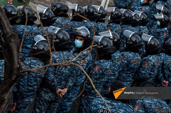 Полиция во время митинга оппозиции (10 марта 2021). Еревaн - Sputnik Армения