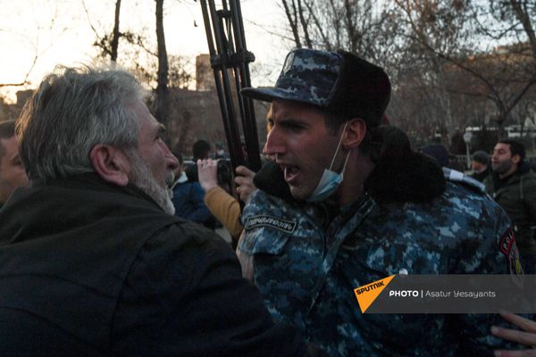Стычка полицейских и участников митинга оппозиции (9 марта 2021). Еревaн - Sputnik Армения
