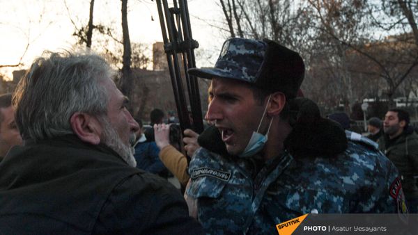 Стычка полицейских и участников митинга оппозиции (9 марта 2021). Еревaн - Sputnik Армения