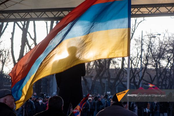 Вазген Манукян за флагом на митинге оппозиции (9 марта 2021). Еревaн - Sputnik Армения