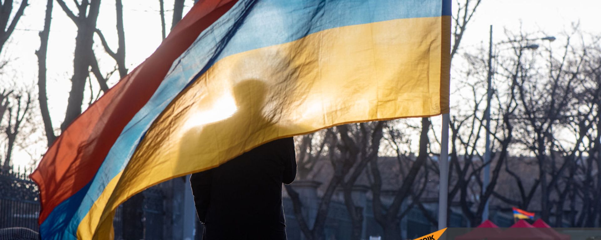 Вазген Манукян за флагом на митинге оппозиции (9 марта 2021). Еревaн - Sputnik Армения, 1920, 06.05.2021