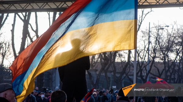 Вазген Манукян за флагом на митинге оппозиции (9 марта 2021). Еревaн - Sputnik Армения