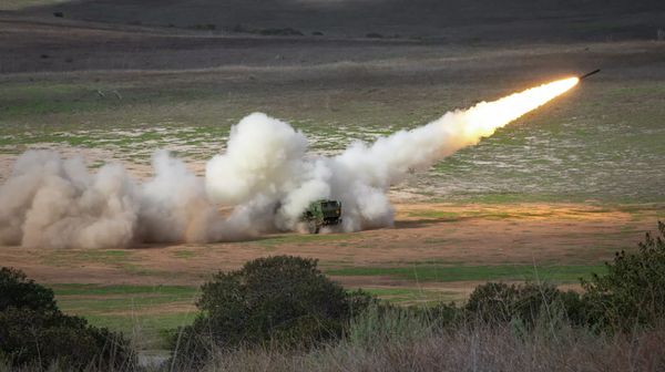 Американская высокомобильная система залпового огня на колёсном шасси HIMARS - Sputnik Армения