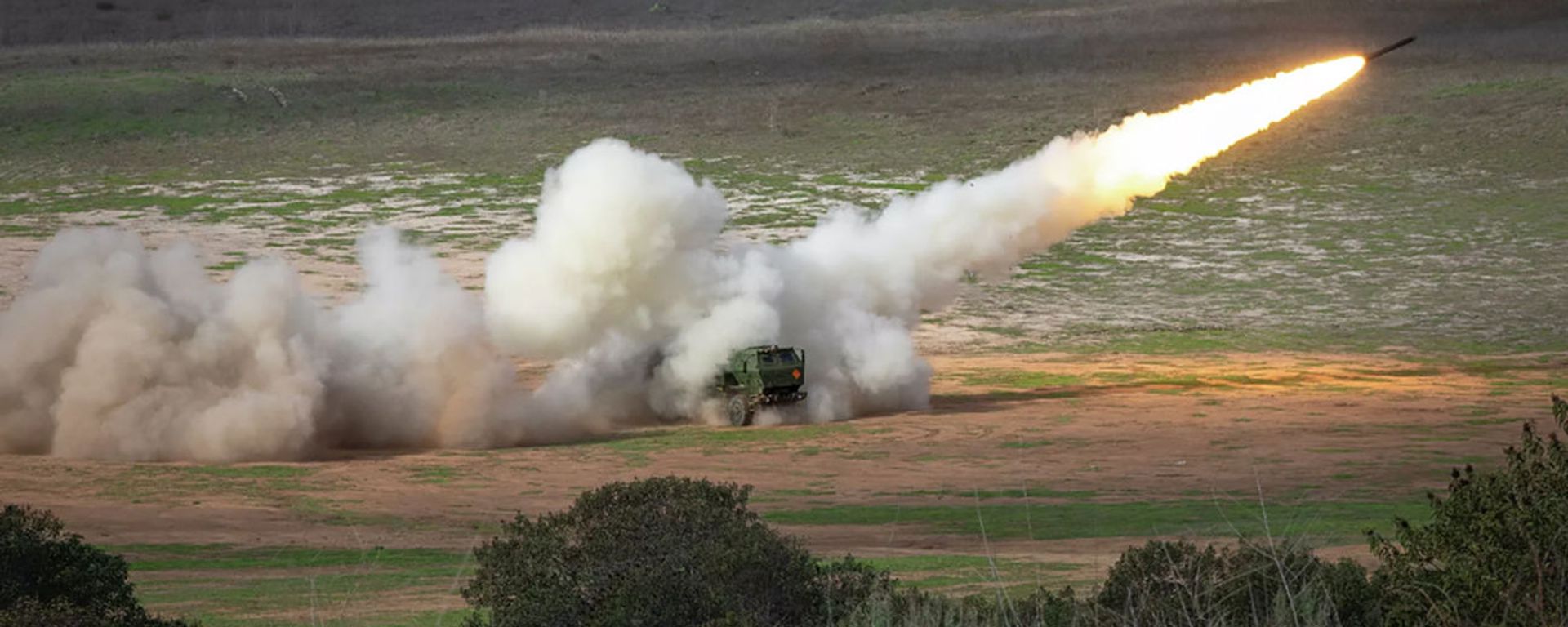 Американская высокомобильная система залпового огня на колёсном шасси HIMARS - Sputnik Армения, 1920, 16.06.2022