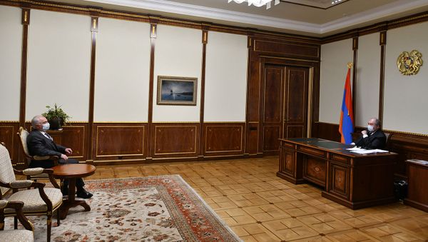 Президент Армен Саркисян в рамках совещаний с парламентскими и внепарламентскими партиями, принял председателя Демократической партии Армении Арамом Саркисяном (15 марта 2021). Еревaн - Sputnik Армения