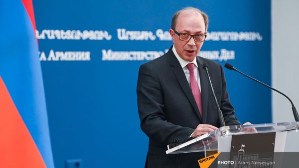 Министр иностранных дел Ара Айвазян во время встречи c действующиv председателем ОБСЕ, министром иностранных дел Швеции Анн Линде в МИД Армении (16 марта 2021). Еревaн - Sputnik Армения
