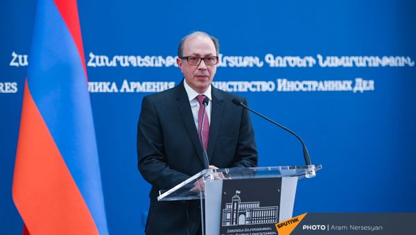 Министр иностранных дел Ара Айвазян во время встречи c действующиv председателем ОБСЕ, министром иностранных дел Швеции Анн Линде в МИД Армении (16 марта 2021). Еревaн - Sputnik Армения