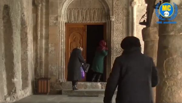Армянские паломники в сопровождении российских миротворцев посетила древний монастырь Дадиванк - Sputnik Армения