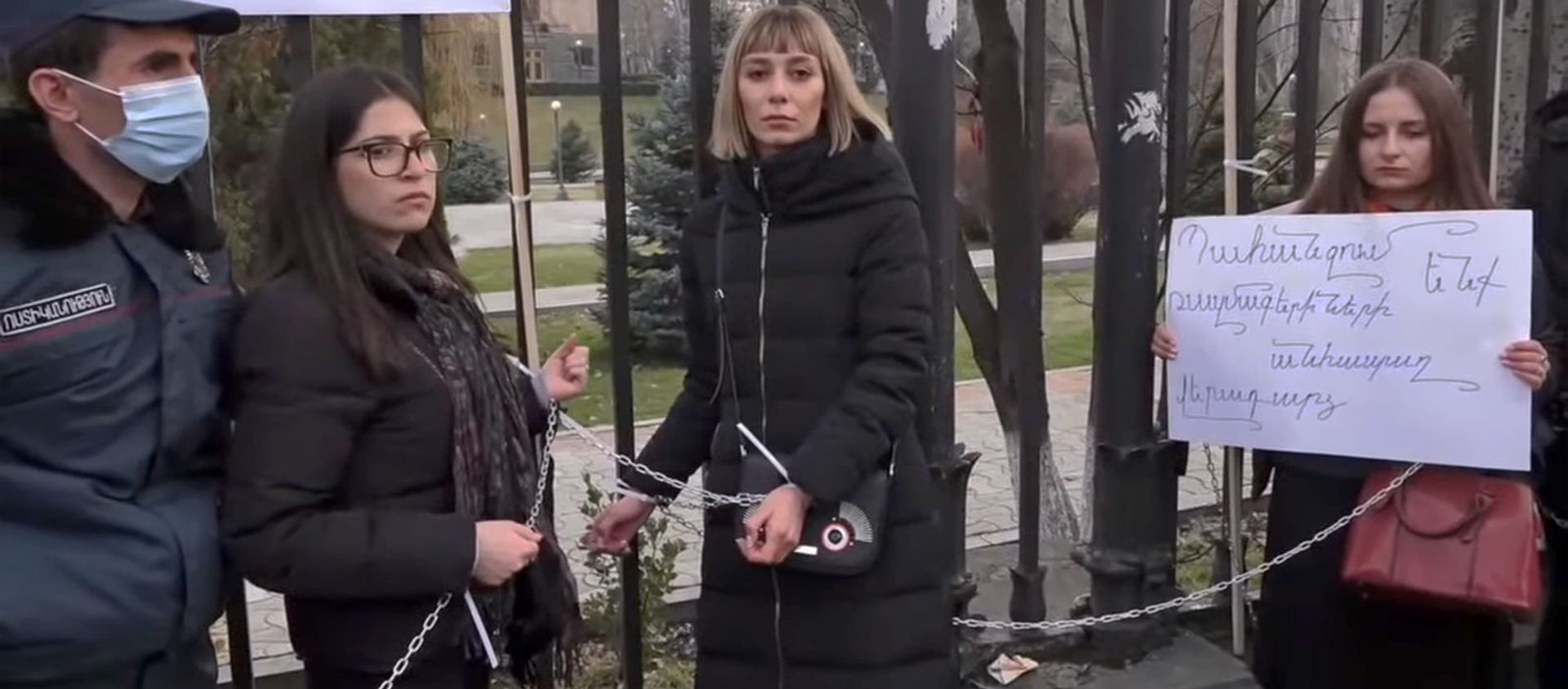 Связанные железными цепями девушки провели акцию у парламента (16 марта 2021). Еревaн - Sputnik Արմենիա, 1920, 16.03.2021